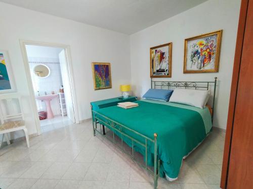 sypialnia z zielonym łóżkiem w pokoju w obiekcie B&B Casa nel parco zona centrale w mieście Teramo