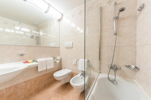 a bathroom with a shower and a toilet and a sink at Villa Fiorita in Monastier di Treviso