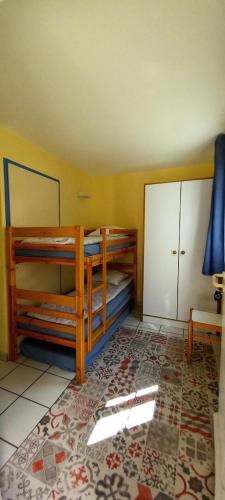 une chambre avec deux lits superposés et un tapis dans l'établissement Résidence Port du Crouesty - maeva Home - Studio 5 Personnes - Confort MAE-5431, à Arzon