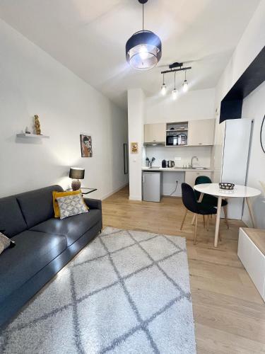 un salon avec un canapé et une table dans l'établissement Le Canopé - Centre ville - Gare, à Toulouse