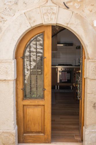 an archway with a wooden door in a kitchen at Home at Calascio in Calascio