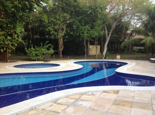 una piscina en un patio con árboles en Pipa Hills Casa Tulipa, en Pipa