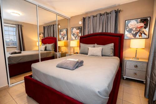 um quarto com uma cama grande e um espelho em Luxury Retreat with Private Jacuzzi and Mountain Views FREE Parking em Ponce