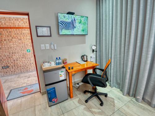 Televisyen dan/atau pusat hiburan di Tembo Guest Lodge