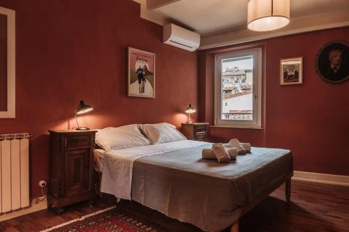 um quarto com uma cama e uma janela em BirBo Bike Hospitality em Siena