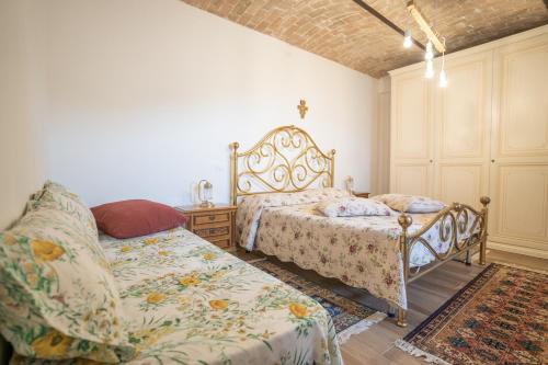 a bedroom with two beds and a couch and a bed at Home at Calascio in Calascio