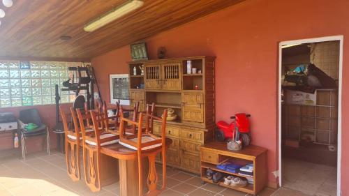 a dining room with a table and chairs at Las Brisas - planta baja independiente in Marianes