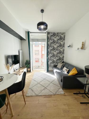 un salon avec un canapé et une table dans l'établissement Le Canopé - Centre ville - Gare, à Toulouse