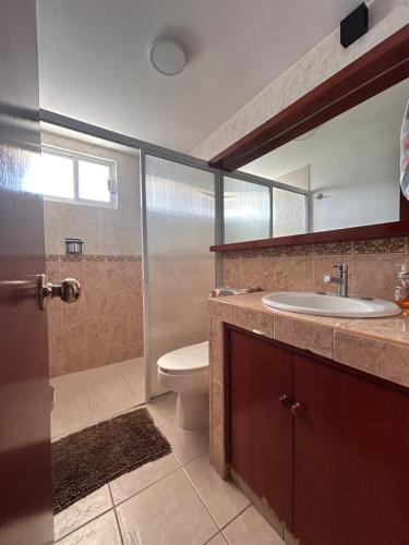 y baño con aseo, lavabo y ducha. en "Condominio Américas", en Boca del Río