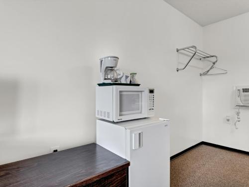 a microwave sitting on top of a counter in a room at Ranchmen Motel in Medicine Hat
