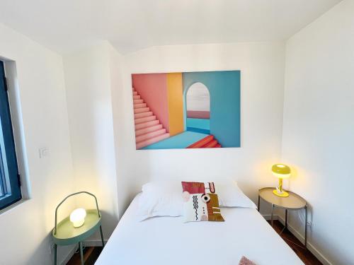 une chambre avec un lit et un tableau au mur dans l'établissement BOHO * hypercentre * St Georges, à Toulouse