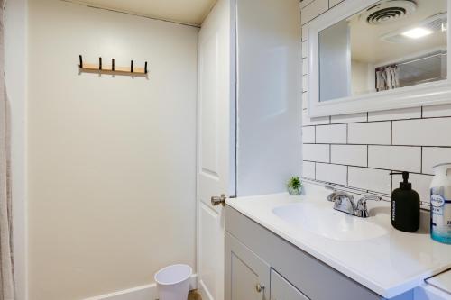 uma casa de banho branca com um lavatório e um espelho em Charming Mountain Getaway Central Location! em Lead