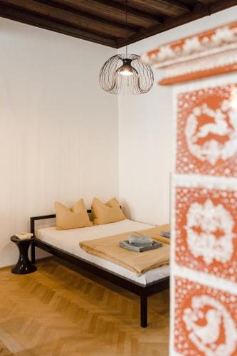 a bedroom with a bed and a chandelier at Marktplatz-Residenz - 110 m vom Traunsee in Gmunden