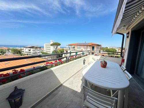 Balkoni atau teres di Luxury Pentohuse near the Beach