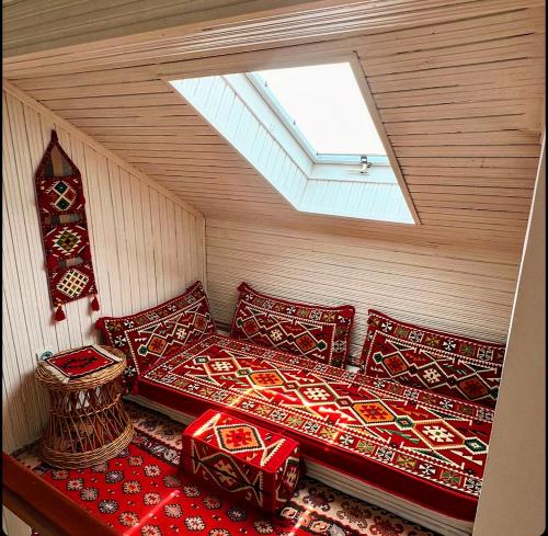 1 dormitorio con cama y almohadas en Bella Vista Sarajevo, en Sarajevo