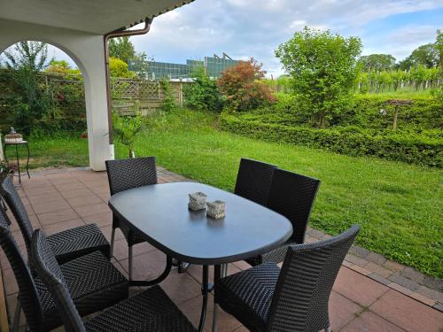 una mesa y sillas en un patio en Ferienhaus Vongerichten, en Oberhausen
