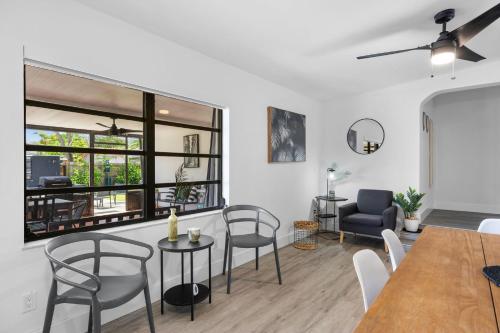 un soggiorno con tavolo da pranzo e sedie di Comfortable house for Your Enjoyment in Miami a Miami