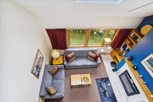 - un salon avec un canapé dans l'établissement Highridge E10 Cozy One Bedroom Loft with Fireplace and Pool Access, à Killington