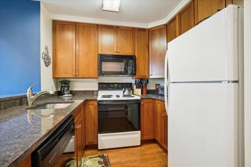 Cuisine ou kitchenette dans l'établissement Highridge E10 Cozy One Bedroom Loft with Fireplace and Pool Access