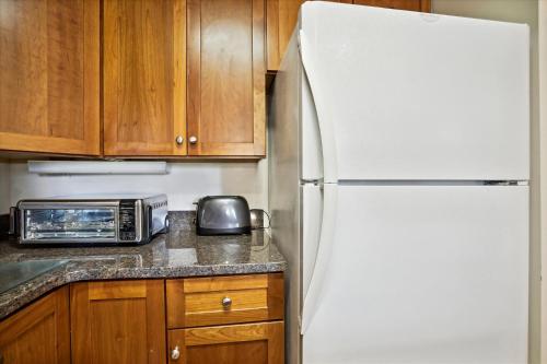 Cuisine ou kitchenette dans l'établissement Highridge E10 Cozy One Bedroom Loft with Fireplace and Pool Access