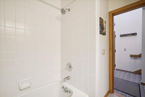 Salle de bains dans l'établissement Highridge E10 Cozy One Bedroom Loft with Fireplace and Pool Access