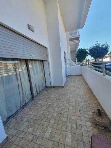 a balcony of a house with a tile floor at Résidence Balnéaire, Appartement 2 Chambres in Mansouria