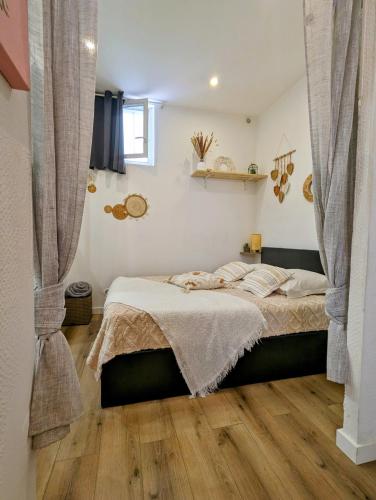 - une chambre avec un lit et des rideaux dans l'établissement Appartement cosy proche du port, à Nice