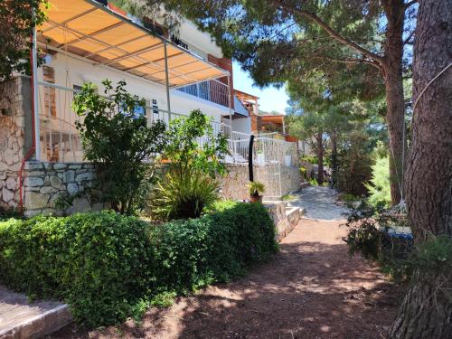Κήπος έξω από το Perina Haven - Island Vis Beachfront