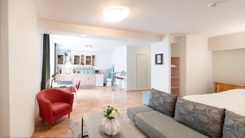 sala de estar con cama y sofá en Wilde Guest Apartments Ülikooli 6 en Tartu