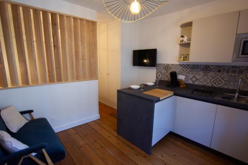 - une cuisine avec un comptoir et une chaise dans une pièce dans l'établissement Une petite escale dans le centre historique, à Montauban