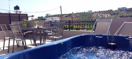 Bazén v ubytování Emmanuel apartment nebo v jeho okolí