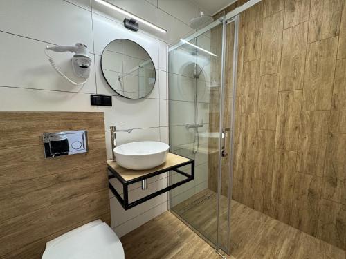 un baño con lavabo y ducha en Apartamenty Flauta, en Jastrzębia Góra