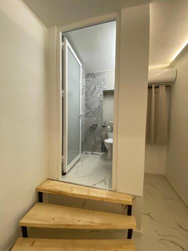 ein Badezimmer mit Spiegel und Toilette in der Unterkunft Kejsi Studios in Ksamil