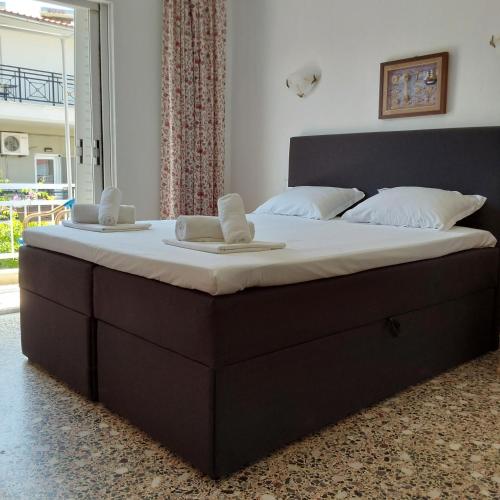 a large bed with two towels on top of it at ANNA MARIA Studios in Potos