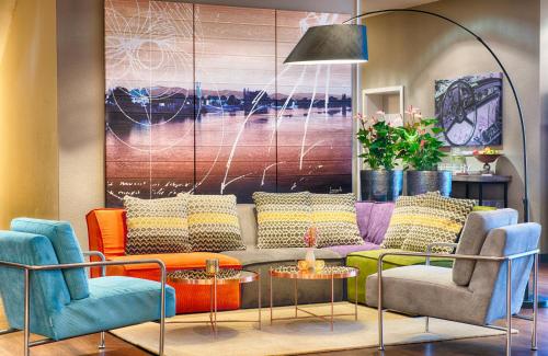 Χώρος καθιστικού στο Leonardo Hotel Mannheim-Ladenburg