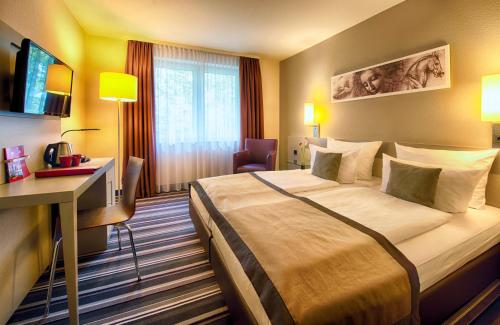 Ένα ή περισσότερα κρεβάτια σε δωμάτιο στο Leonardo Hotel Mannheim-Ladenburg