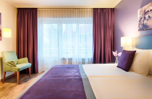 - une chambre avec un grand lit et une fenêtre dans l'établissement Leonardo Boutique Hotel Rigihof Zurich, à Zurich