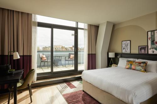 een hotelkamer met een bed en een groot raam bij Hotel Indigo Newcastle, an IHG Hotel in Newcastle upon Tyne