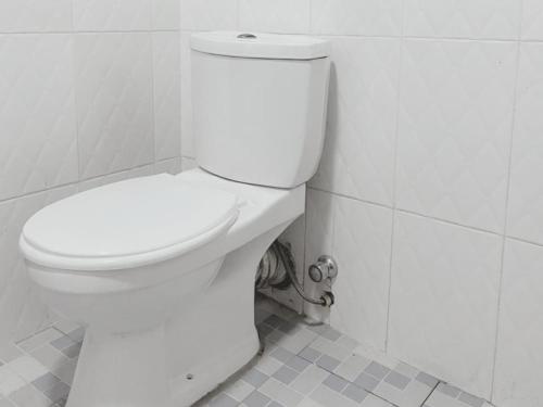 ein Bad mit einem weißen WC in einem Zimmer in der Unterkunft Evame Studio Apartment 