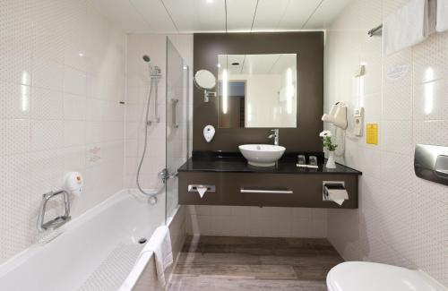 Koupelna v ubytování Leonardo Hotel Karlsruhe