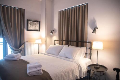 Postel nebo postele na pokoji v ubytování Acropolis Hotel