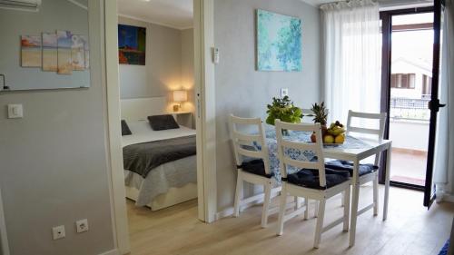 una camera da letto con tavolo e sedie di Apartment in Rovinj 3652-3 a Rovigno (Rovinj)