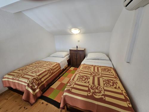 Habitación pequeña con 2 camas en Apartment in Duce with sea view, balcony, air conditioning, W-LAN 5067-5, en Duće