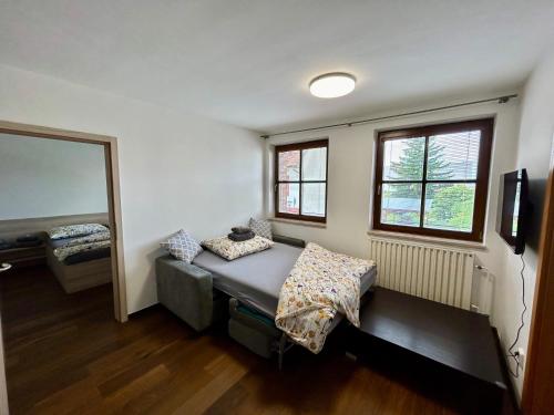 ein kleines Zimmer mit einem Bett und einem Spiegel in der Unterkunft Apartmány Strážnice in Strážnice