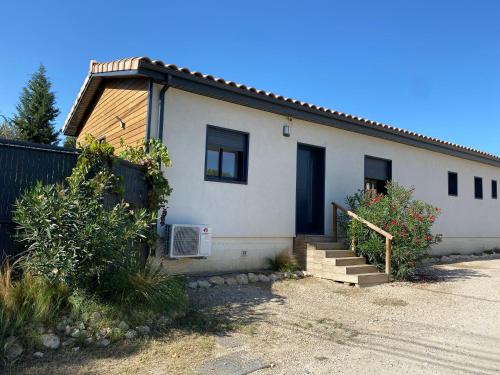 une petite maison blanche avec une clôture et des escaliers dans l'établissement Maison aux pieds des Alpilles, à Noves