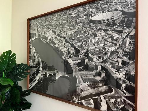 una imagen de la ciudad de París en una pared en The little lake Verona villa B&B, en Bovo