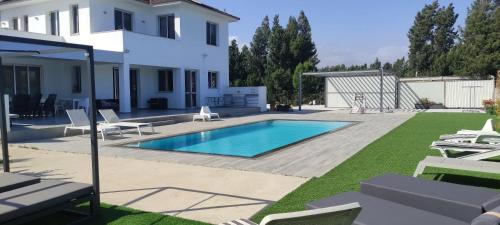 Poolen vid eller i närheten av Kiti Village Villa Larnaca, salt-water pool, 5 bedrooms