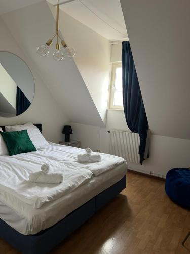 een slaapkamer met een bed met twee handdoeken erop bij Hotell City Karlshamn in Karlshamn
