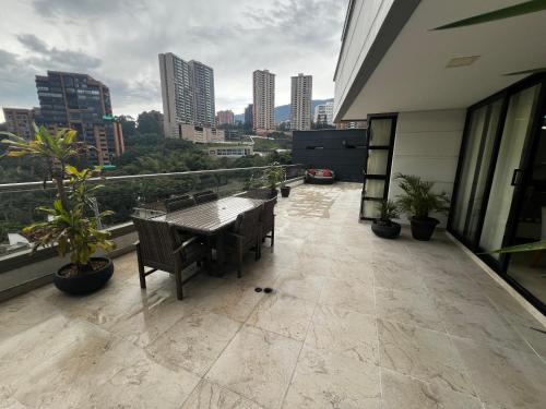Un balcón o terraza de Modern Units Poblado with stunning view