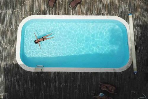 une personne se baignant dans une piscine sur un bateau de croisière dans l'établissement Quinta da Pousada Casa de Campo, à Santa Marta de Penaguião